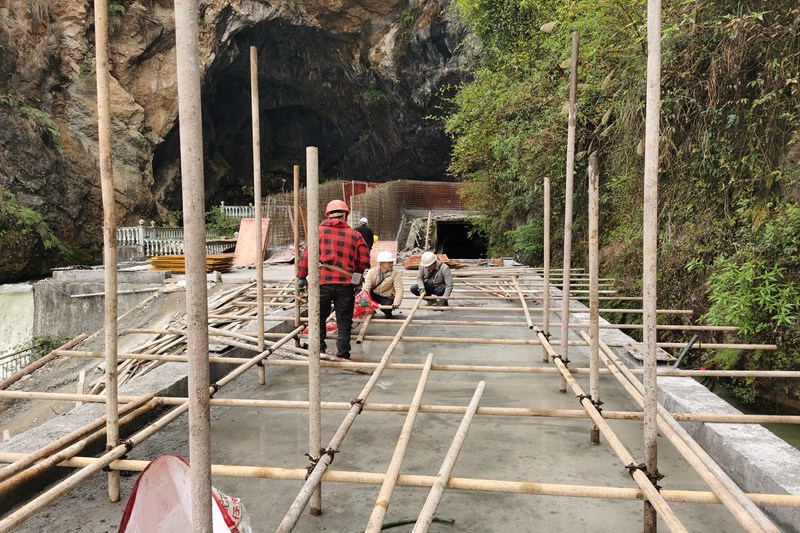 龍麟宮景區(qū)全力有序推進(jìn)臨時入洞安全通道建設(shè)